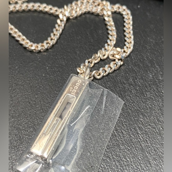 Authentic GUCCI
G Bar Pendant Necklace - Picture 4 of 12
